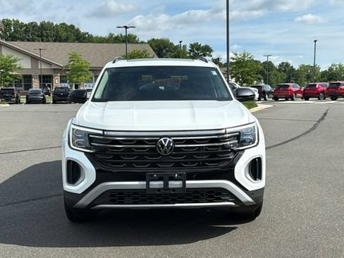 Used 2025 Volkswagen Atlas Peak Edition SE AWD/4WD image 3