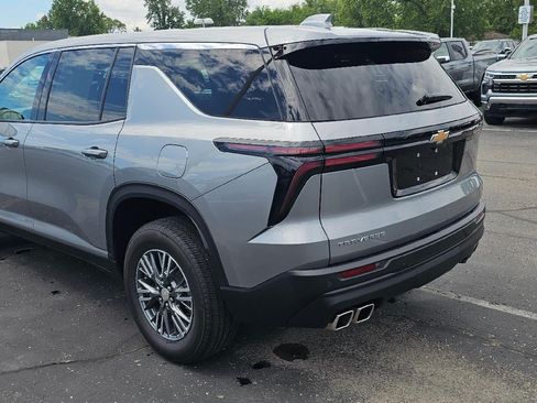 Used 2024 Chevrolet Traverse LS FWD image 5