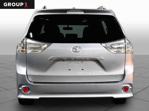 Used 2017 Toyota Sienna SE FWD image 5