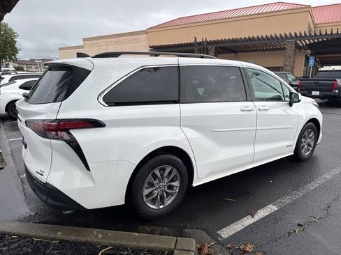 Used 2021 Toyota Sienna LE w/ LE Plus Package image 11