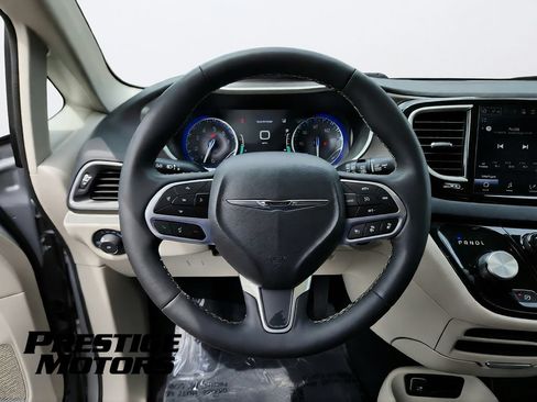 Used 2024 Chrysler Pacifica Touring-L FWD image 20