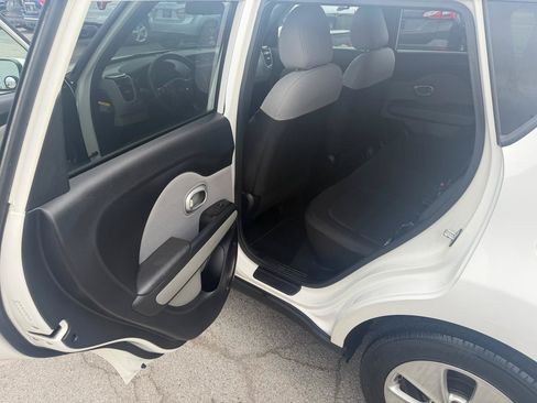 Used 2016 Kia Soul FWD image 11