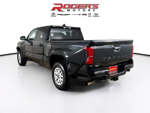 Certified 2024 Toyota Tacoma SR5 AWD/4WD image 11