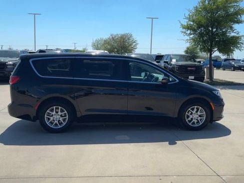 Used 2024 Chrysler Pacifica Touring-L image 9