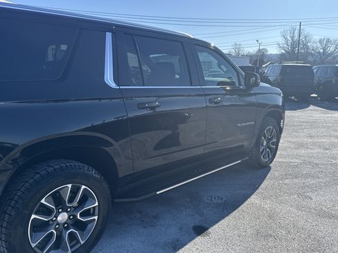 Used 2021 Chevrolet Suburban LT w/ LT Signature Package image 3