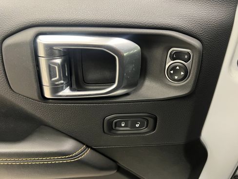 Used 2025 Jeep Wrangler Unlimited Sahara image 26