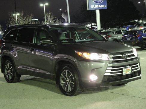Used 2018 Toyota Highlander XLE image 3