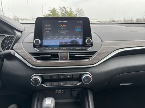 Used 2025 Nissan Altima 2.5 SV FWD image 17