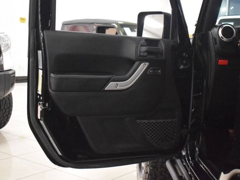Used 2017 Jeep Wrangler Rubicon AWD/4WD image 13