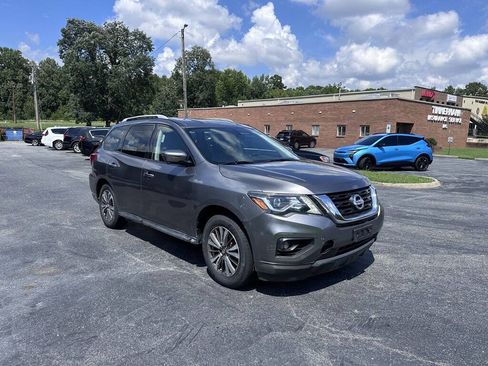 Used 2018 Nissan Pathfinder SL w/ Cargo Package FWD image 5