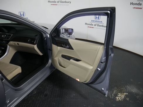 Used 2017 Honda Accord Hybrid Sedan image 6