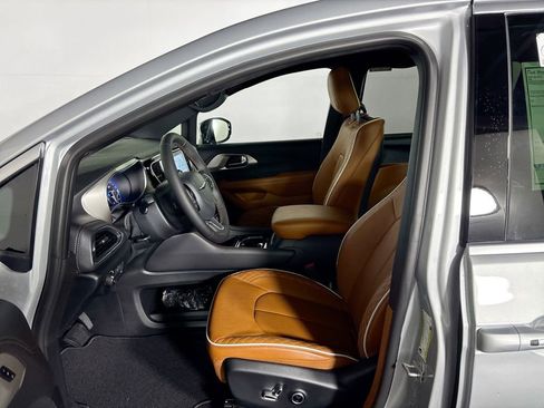 New 2026 Chrysler Pacifica Pinnacle image 11