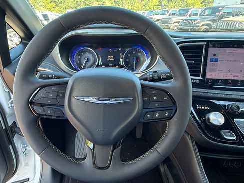 Used 2025 Chrysler Pacifica Limited FWD image 28