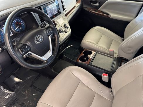 Used 2017 Toyota Sienna Limited Premium w/ Advanced Technology Package FWD image 10
