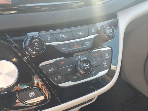 Used 2024 Chrysler Pacifica Touring-L image 9