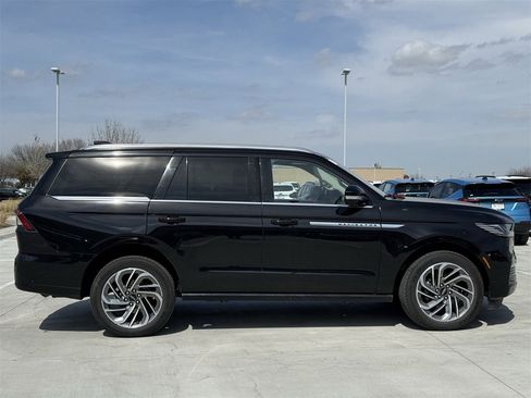 Used 2025 Lincoln Navigator Reserve image 3