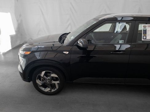 Used 2024 Hyundai Venue SEL image 3