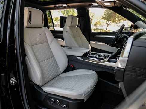 Used 2026 Cadillac Escalade ESV V w/ LPO, ONYX Package AWD/4WD image 52