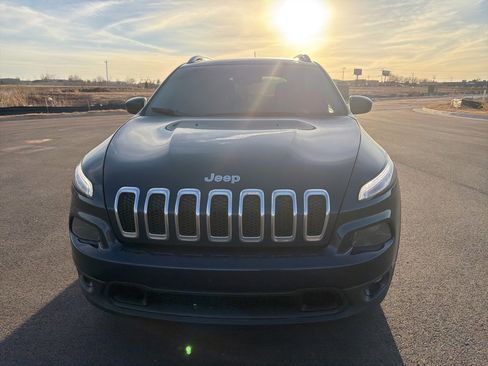 Used 2018 Jeep Cherokee Latitude image 2