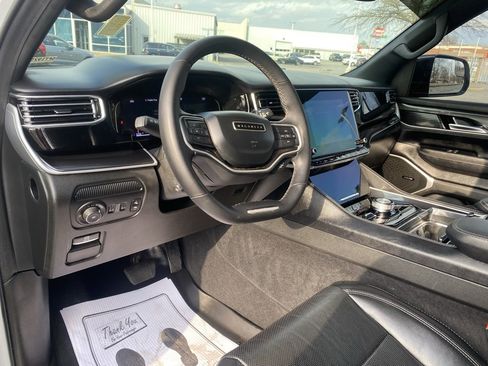 Used 2023 Jeep Wagoneer L 4WD w/ Premium Group I image 12