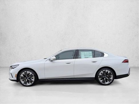 Used 2026 BMW i5 eDrive40 w/ Premium Package RWD image 9