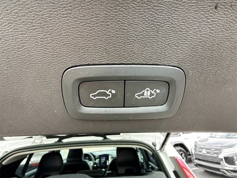 Used 2024 Volvo XC40 B5 Plus image 31