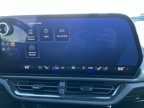 Used 2025 Chevrolet Equinox EV RS image 27