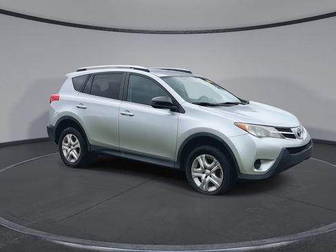 Used 2015 Toyota RAV4 LE AWD/4WD image 2