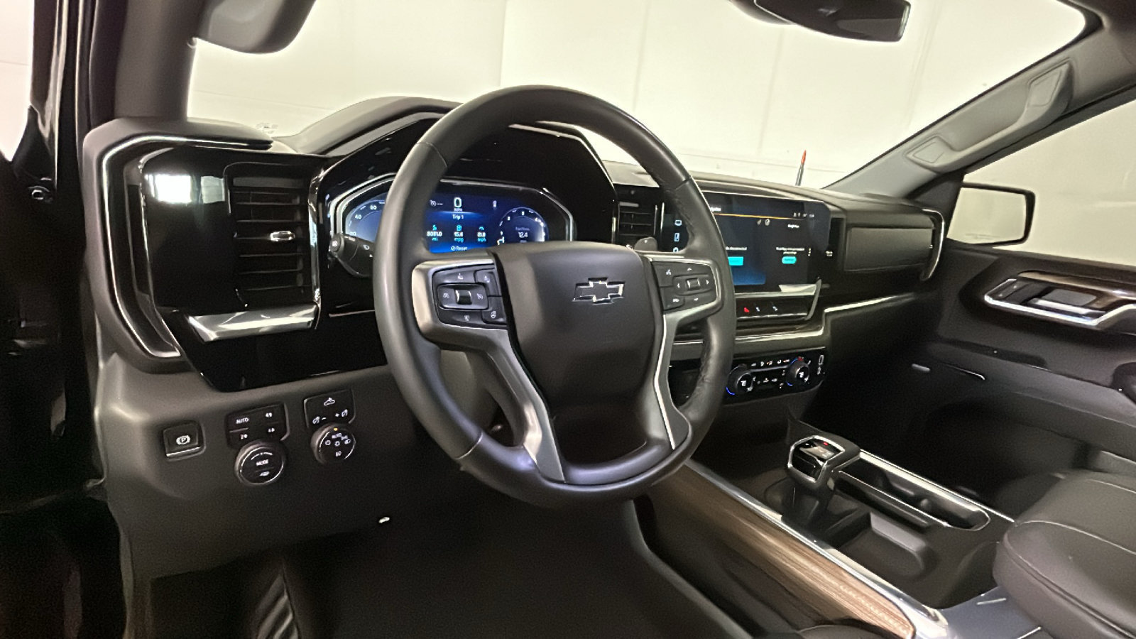 Used 2025 Chevrolet Silverado 1500 LT Trail Boss w/ Convenience Package II AWD/4WD image 16