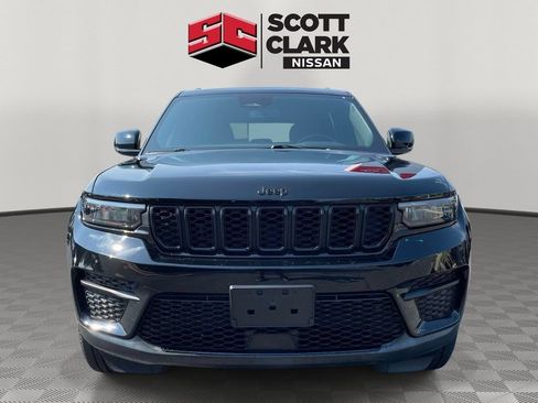 Used 2023 Jeep Grand Cherokee Altitude AWD/4WD image 2