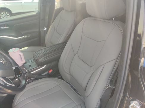 Used 2022 Toyota Highlander XSE FWD image 9