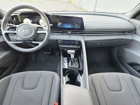 Used 2025 Hyundai Elantra SEL FWD image 15