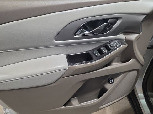 Used 2018 Chevrolet Traverse LT image 11