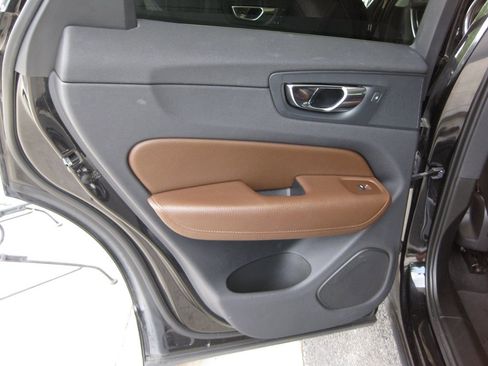 Used 2019 Volvo XC60 T5 Momentum w/ Premium Package FWD image 28