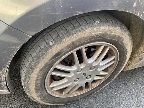 Used 2010 Ford Focus SE image 2