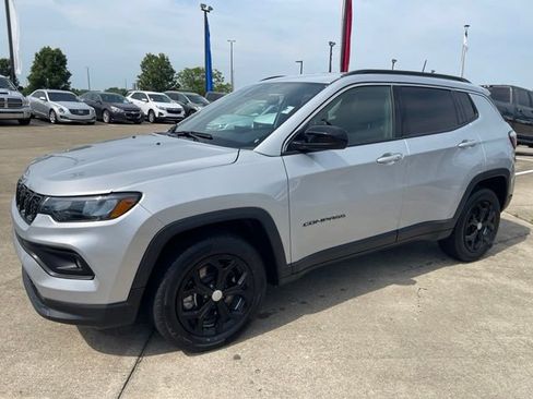 Used 2024 Jeep Compass Latitude AWD/4WD image 2