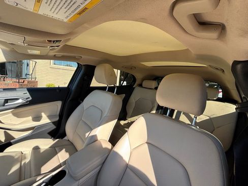 Used 2019 Mercedes-Benz GLA 250 4MATIC w/ Premium Package image 16