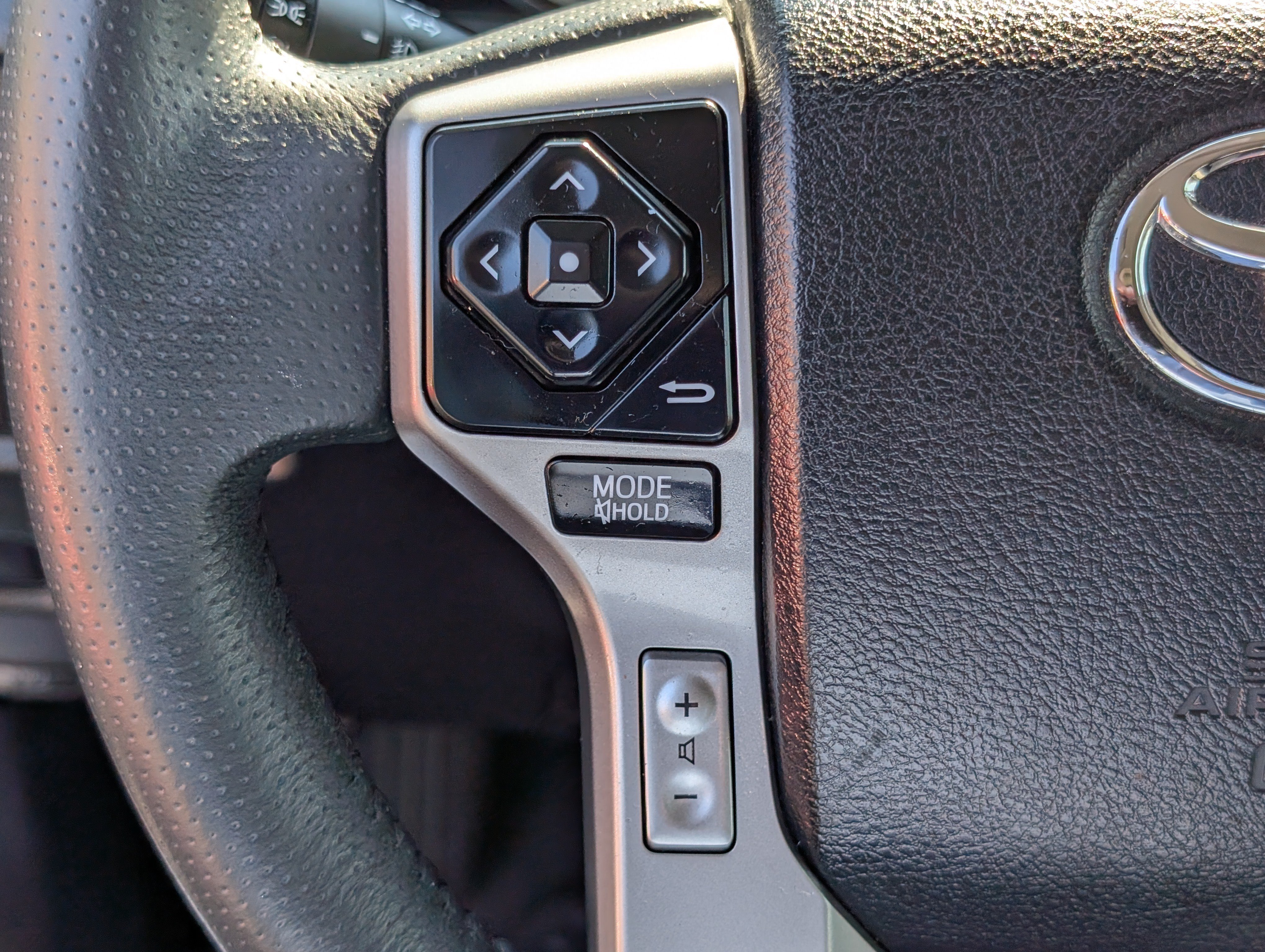 Used 2018 Toyota 4Runner SR5 AWD/4WD image 22