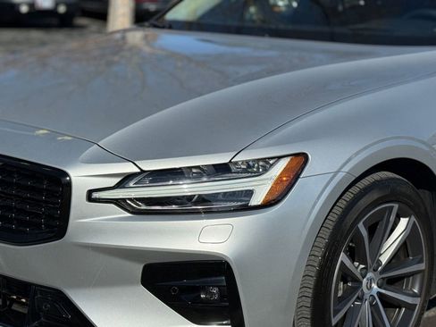 Used 2022 Volvo S60 B5 Momentum image 10