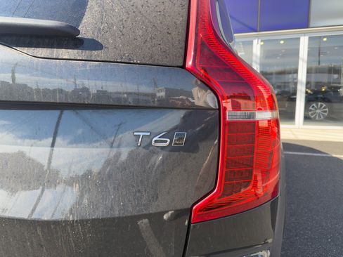 Certified 2022 Volvo XC90 T6 Momentum w/ Climate Package image 8