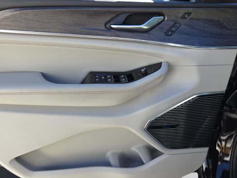 Used 2023 Jeep Grand Cherokee Overland w/ Adv Protech Group III image 14