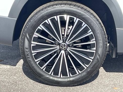 New 2026 Volkswagen Taos SE FWD image 9