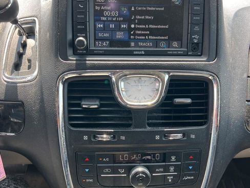 Used 2016 Chrysler Town & Country Touring FWD image 23