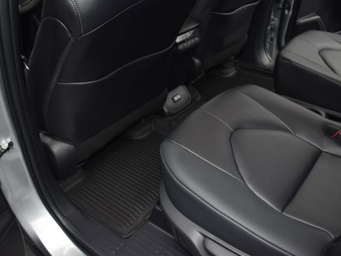 Used 2024 Toyota Highlander XLE image 13