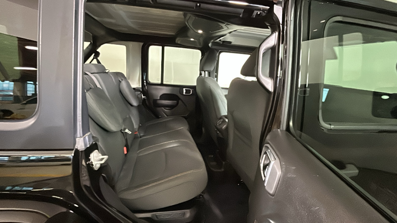 Used 2024 Jeep Wrangler Unlimited AWD/4WD image 34