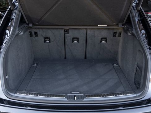 Certified 2021 Porsche Macan AWD/4WD image 47