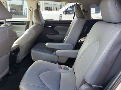Used 2023 Toyota Highlander XLE image 10