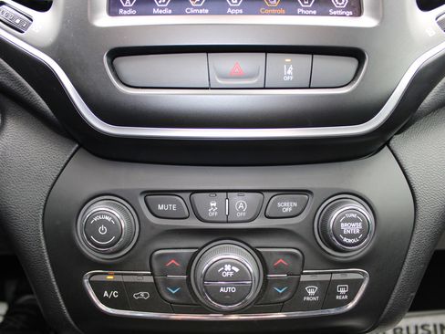 Used 2022 Jeep Cherokee Latitude Lux w/ Sun & Sound Group image 27