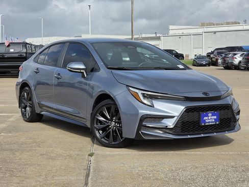 Used 2023 Toyota Corolla SE FWD image 2