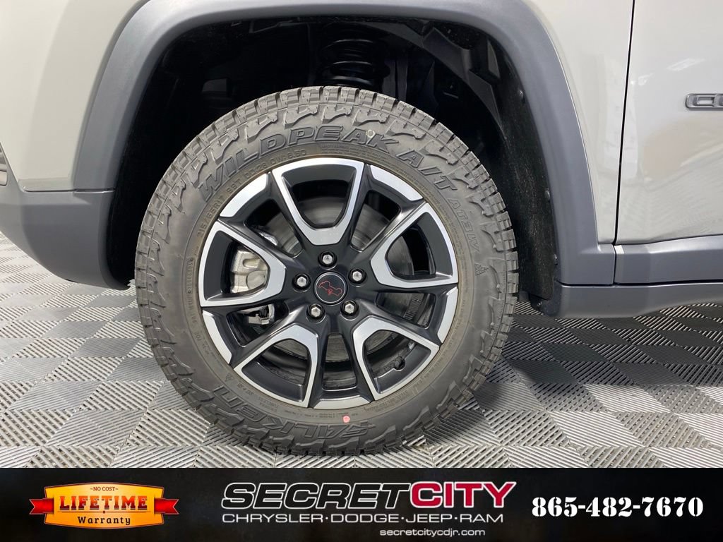 New 2026 Jeep Compass Trailhawk w/ Sun, Sound & Navigation Group AWD/4WD image 9